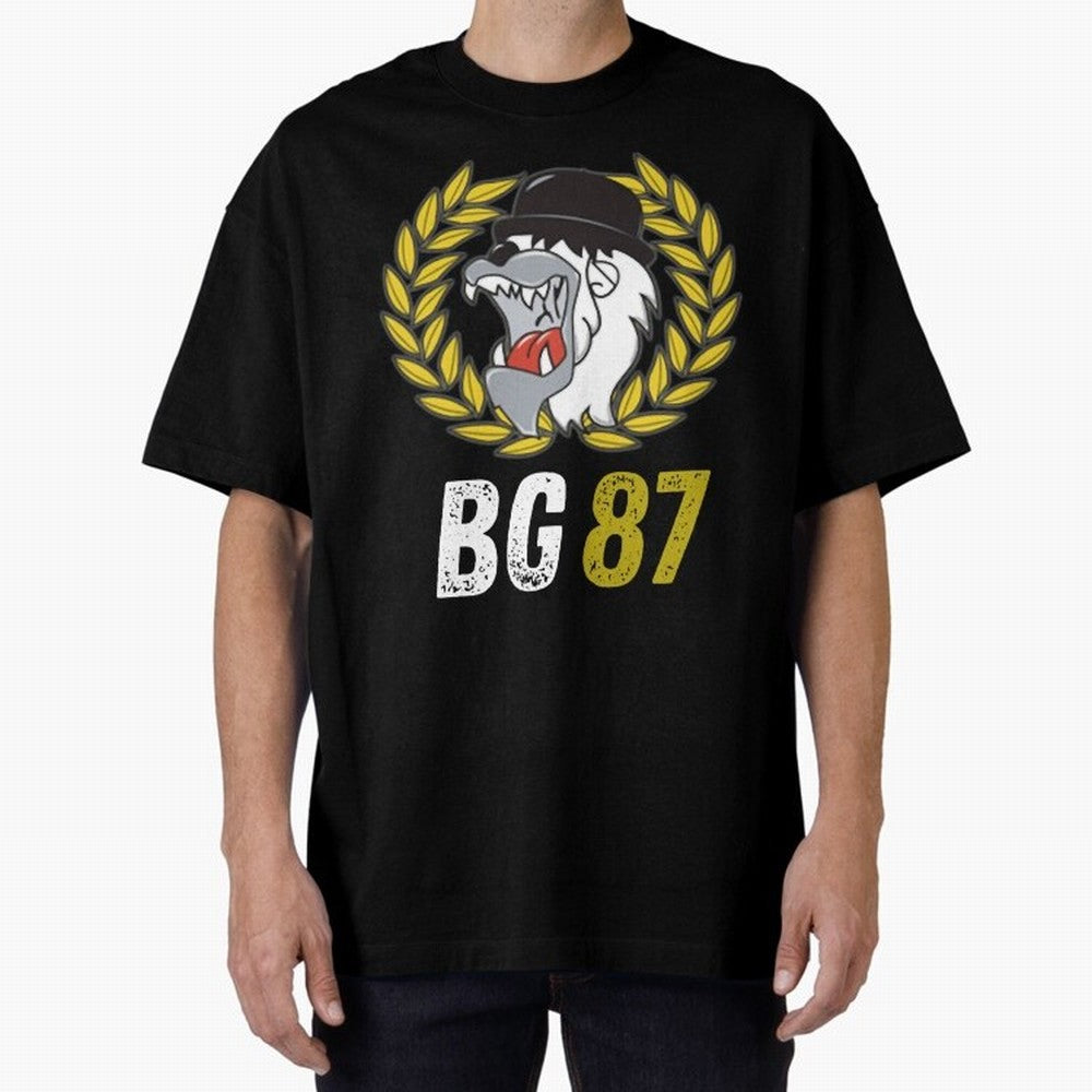 Mala Suerte 87 (Hinchas Del Lyon) Camiseta Esencial Oversized T-Shirt Discover FIFA World Cup 2026 Group Stage for Fans of Cristiano Ronaldo and Portugal, Bringing Worldwide Fan Energy, Dramatic Goals, Stadium Lights and Championship Celebrations;