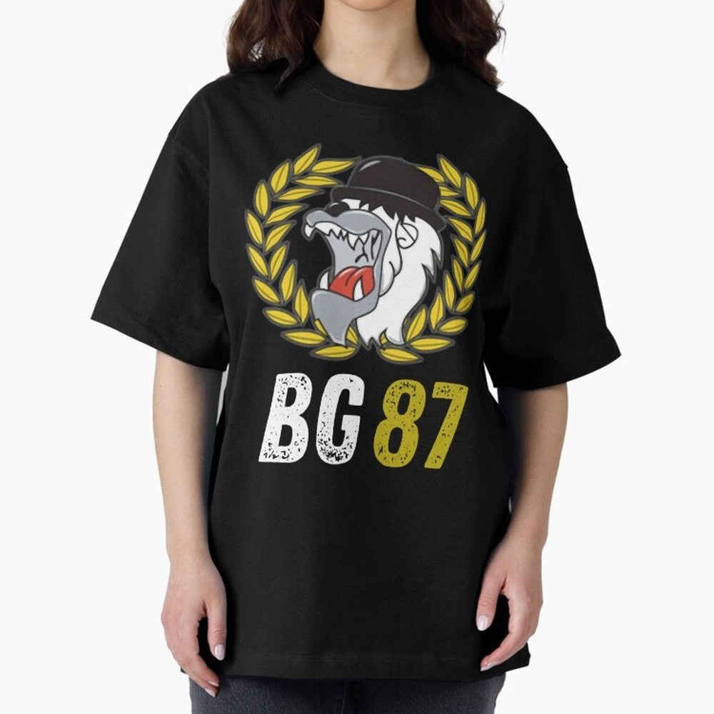 Mala Suerte 87 (Hinchas Del Lyon) Camiseta Esencial Oversized T-Shirt Discover FIFA World Cup 2026 Group Stage for Fans of Cristiano Ronaldo and Portugal, Bringing Worldwide Fan Energy, Dramatic Goals, Stadium Lights and Championship Celebrations;